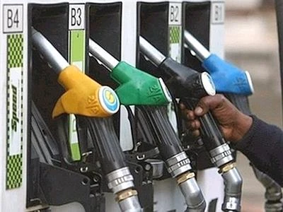 Carburanti, si avvicina il week end: raffiche di aumenti per diesel e benzina