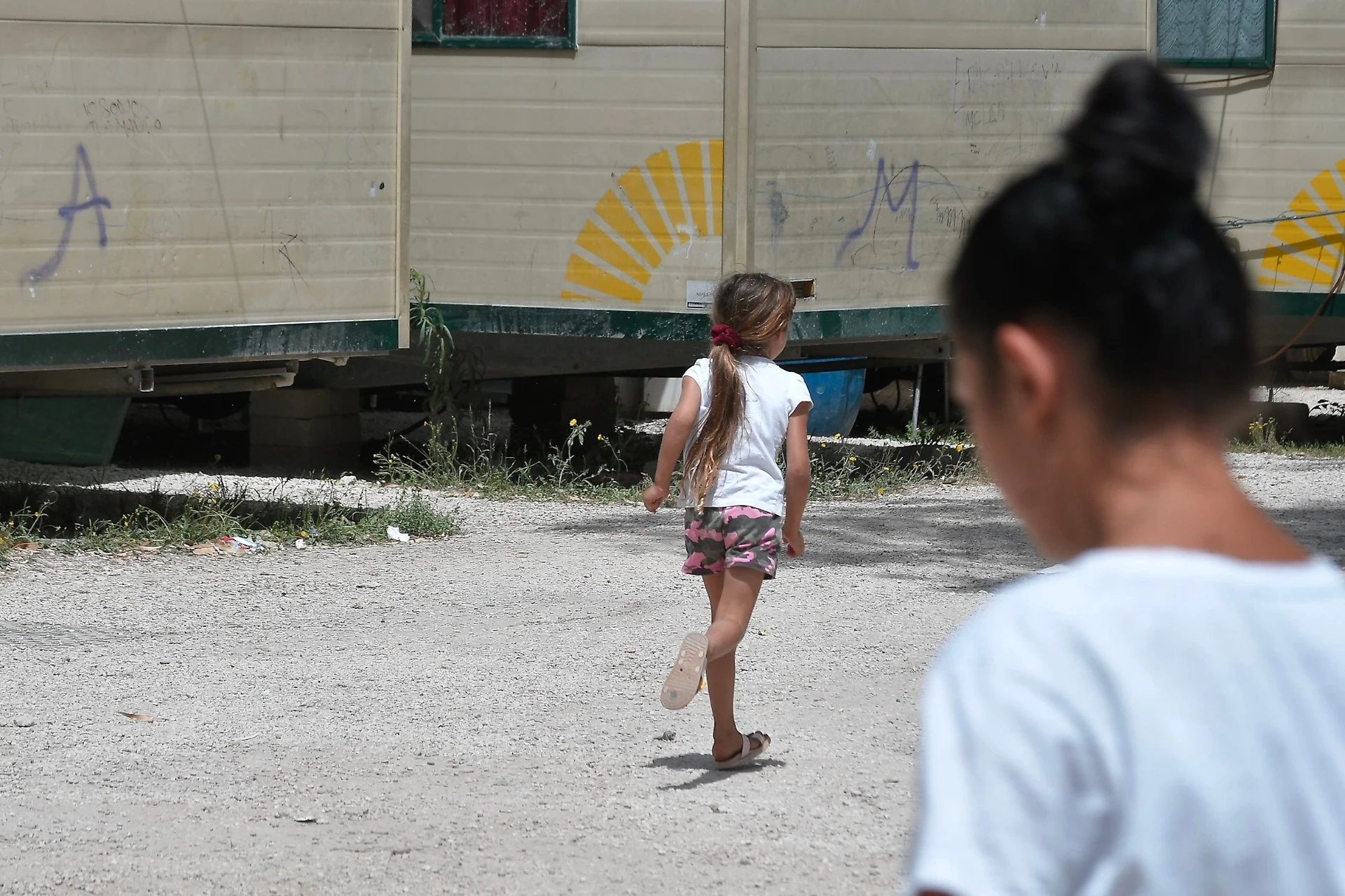 Ha sparato alla bimba rom a Roma "per sbaglio". Chi è l'italiano, clamoroso: dal Senato alla pistola