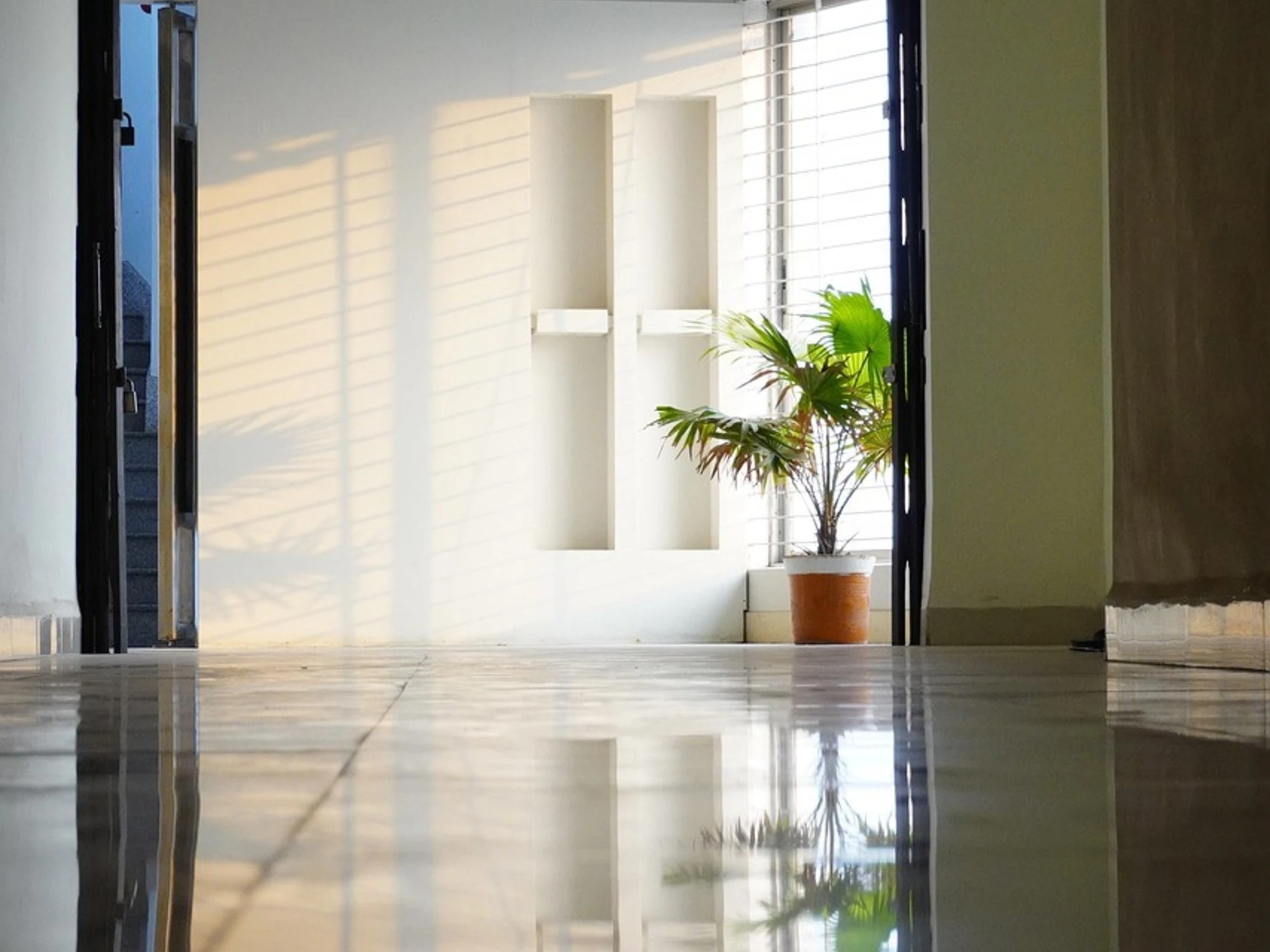 Pavia, "posso avere un po' di latte?": entra in casa e violenta la vicina