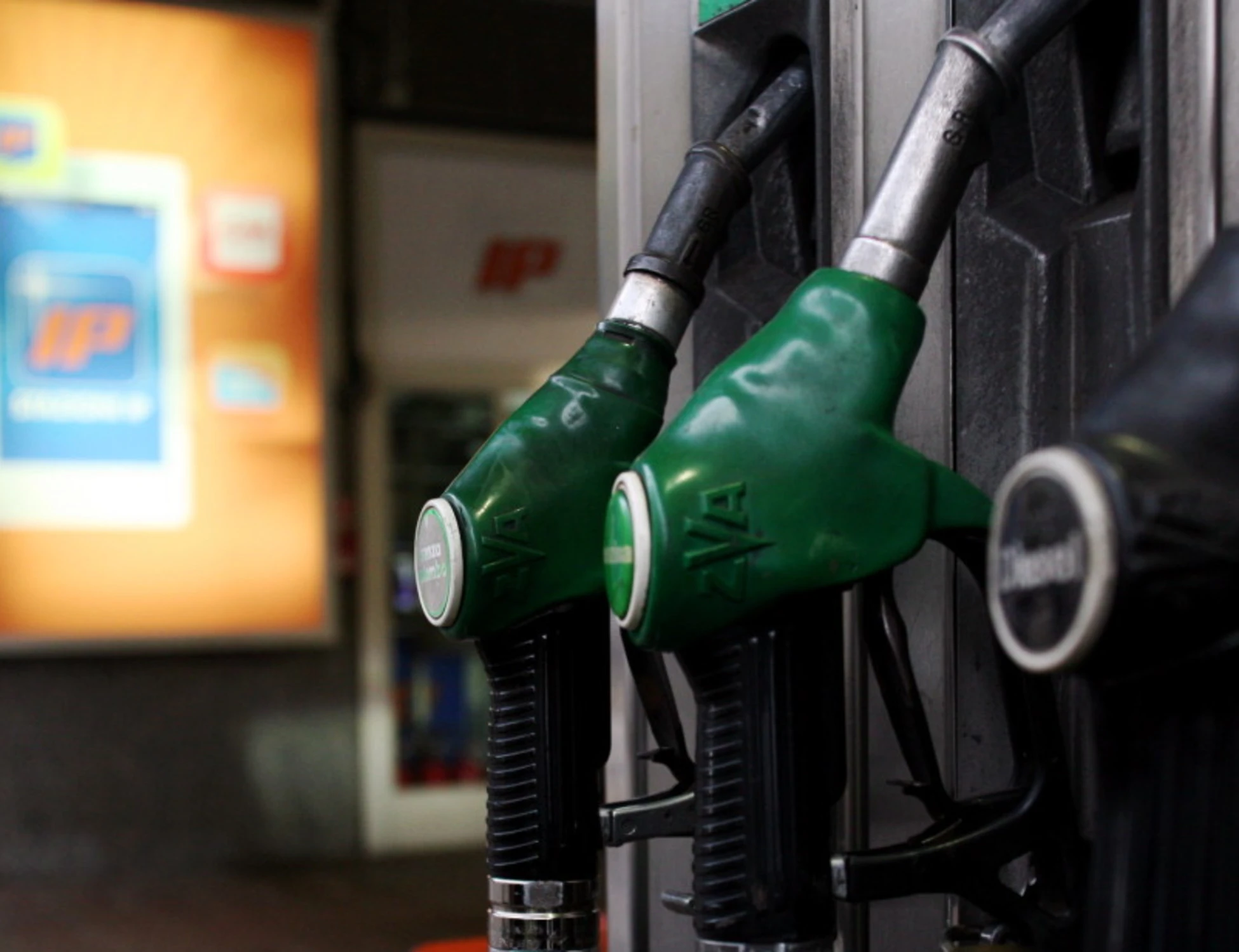 Benzina, trionfo Meloni: code ai distributori, dove la verde si vende a 1,99