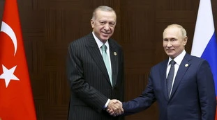 Erdogan, il favore a Putin: un Corano bruciato per scacciare la Nato