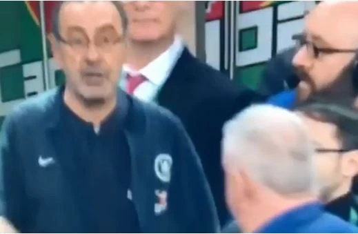 Chelsea, Maurizio Sarri fuori di sé: dopo il vaffa del suo portiere parte la bestemmia a tutta gola in diretta