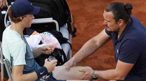 Jannik Sinner fuori al Roland Garros, infortuni sempre diversi: quel segnale inquietante