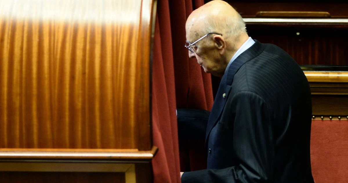 Napolitano, il Colle: condizioni ulteriormente aggravate. Orrore sui social contro il presidente