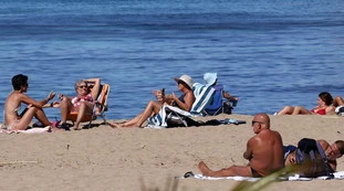 Caldo killer, cultura italiana in lutto: "Morto in spiaggia per un malore"