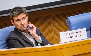 Alessandro Di Battista forza, ma ora smetti di lodare il regime comunista