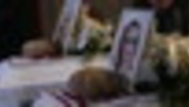 Funerali di due sorelle adolescenti morte in attacco russo a Kiev