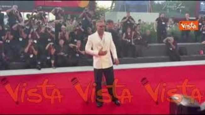 Ricky Martin incanta il red carpet di Venezia 83. Ha scelto un blazer bianco e pantaloni neri