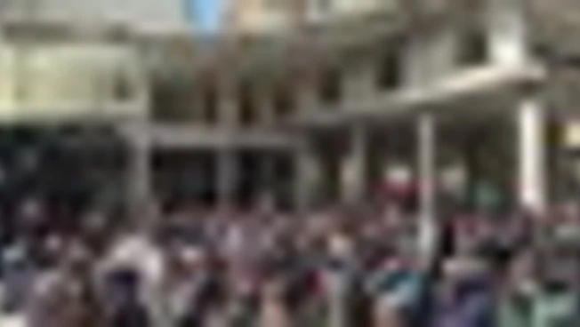 Gaza, la preghiera del venerdì in una moschea distrutta