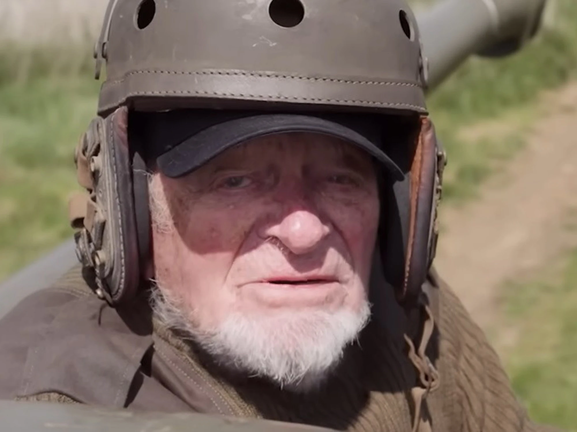 Gb, 98enne schiaccia Tesla col tank Video