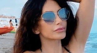 Carmen Di Pietro, il bikini non contiene: "Non me ne ero accorta", è davvero così a 55 anni?