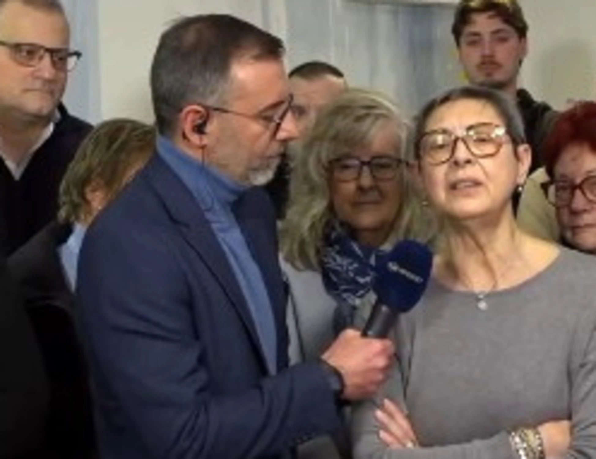 Dritto e Rovescio, Cacciari umiliato da questa signora: "Vivi sulla Luna?"