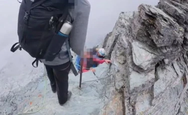Austria, taglia la strada a una donna in vetta e aggredisce il compagno: "Sono una guida, chiudi il becco"