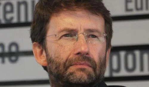 Franceschini contestato al Salone del Libro: salta la fila per stringere la mano a Saviano