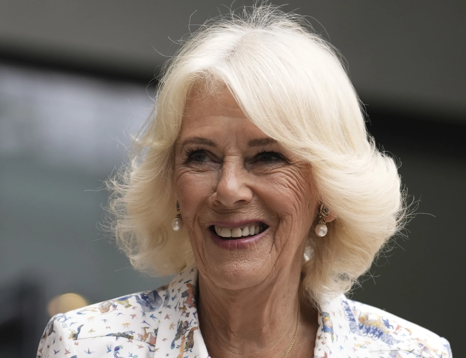 La Regina Camilla nella bufera: beccata sullo yacht del miliardario siro-saudita