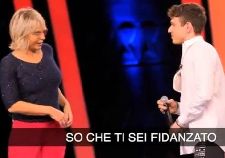 Irama e Giulia De Lellis, Maria De Filippi lo sputtana a Tu si que vales: "Ho saputo che...", gelo sul palco