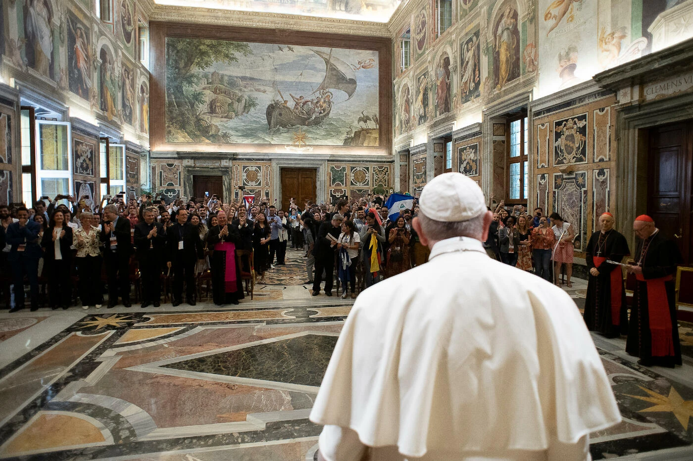 Papa Francesco, inaudito in Vaticano: "Troppo comunista? No...". Appello politico: una bomba su Pd e M5s