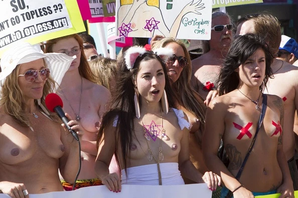 New York, tutti in topless in piazza