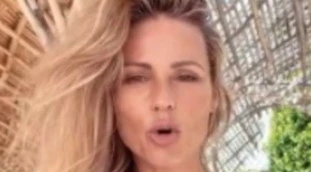 Michelle Hunziker in bikini, primo piano "incontenibile": occhio al dettaglio 