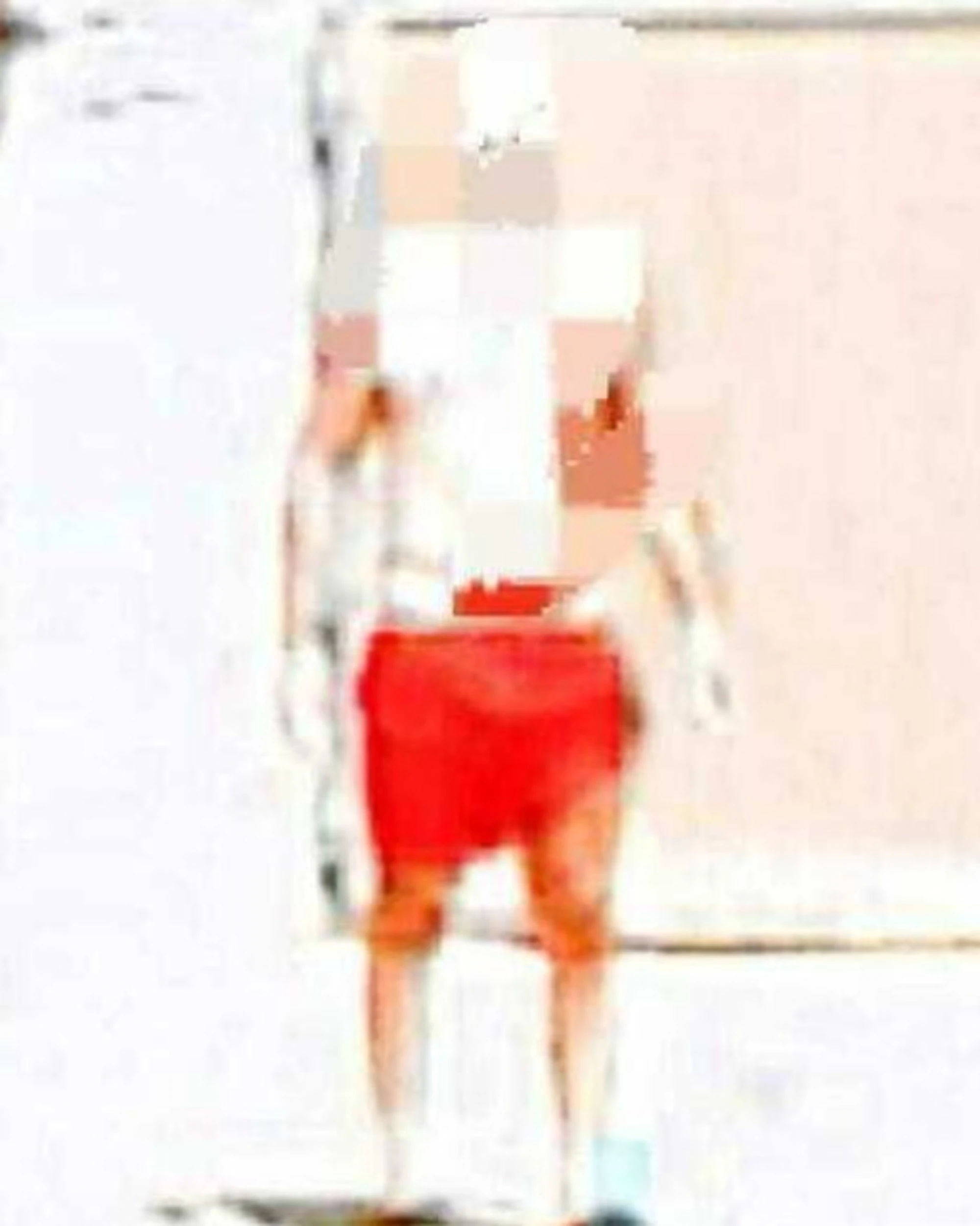 Gallipoli, fotografato a torso nudo sotto la doccia? Vuole spennare Google