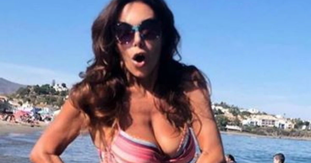 Emanuela Folliero, un bikini vietato ai minori. Incidente in spiaggia, lo slip si slaccia: visioni proibite