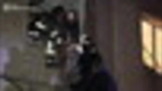 Ucraina, i soccorsi dopo un raid russo su un edificio residenziale