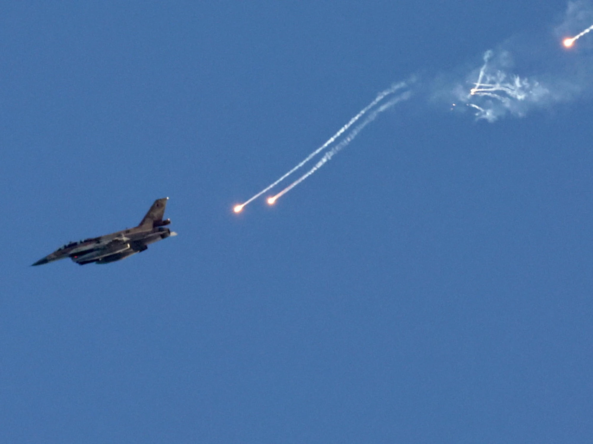 Israele sta bombardando Damasco: il raid a sorpresa dei caccia, la situazione precipita
