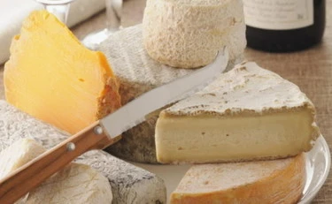 Francia, follia ecologista: vogliono vietare il formaggio