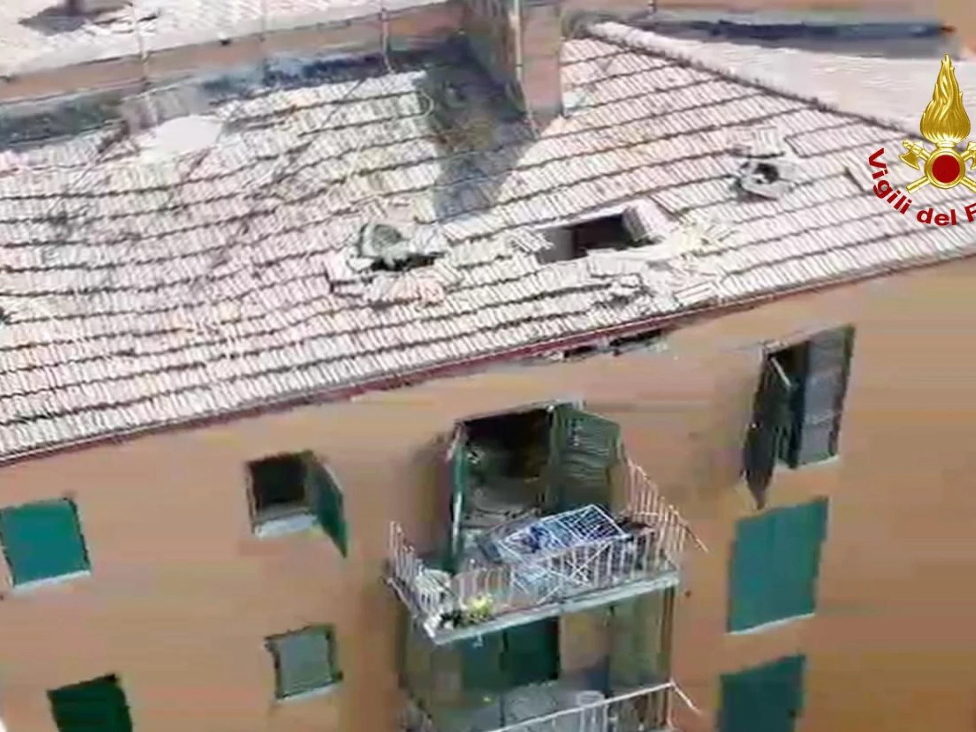 Perugia, esplode una palazzina: "Si è buttata nel vuoto", una tragedia
