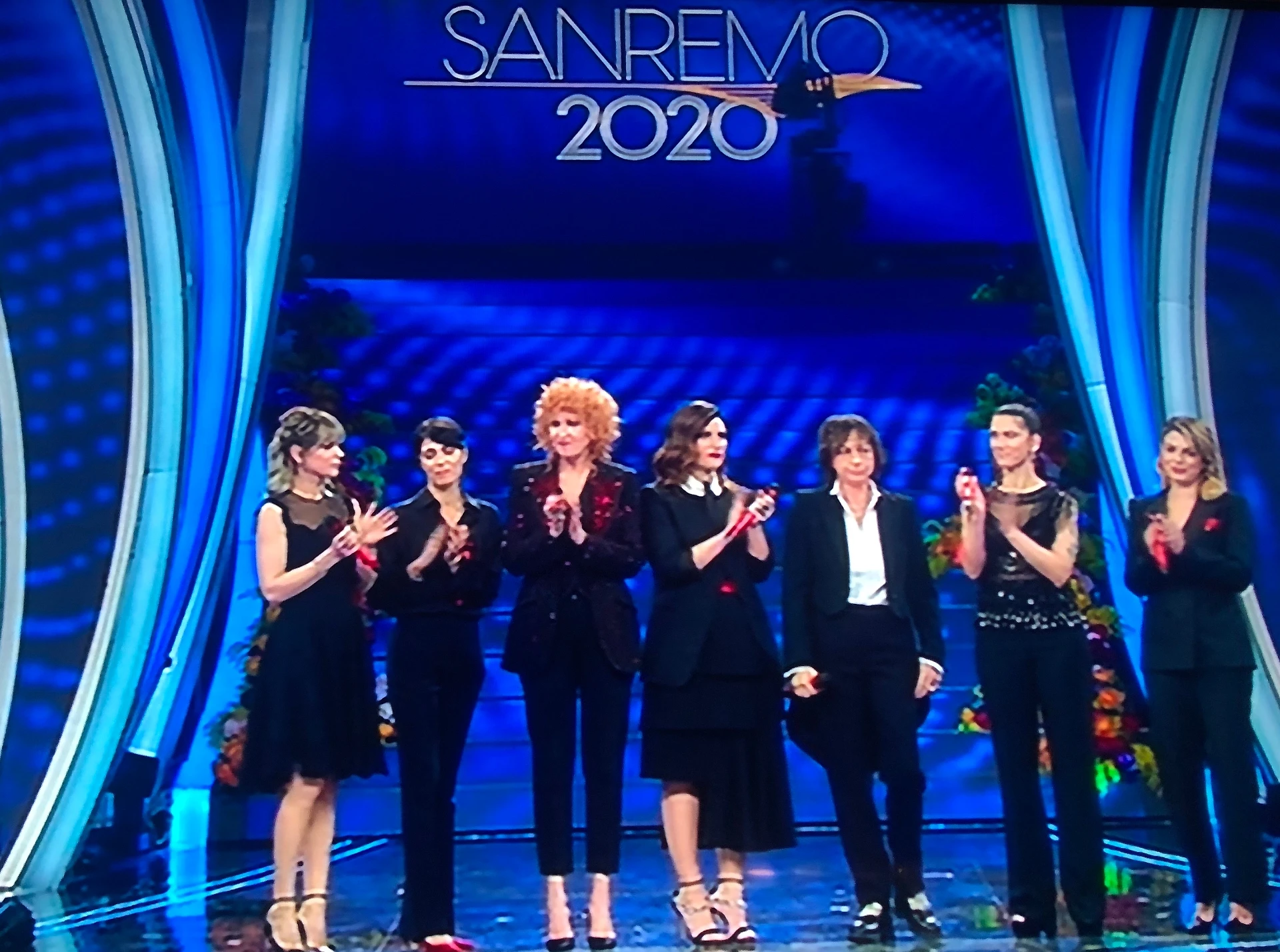 Sanremo 2020, le star contro la violenza. Scarpe rosse, Fiorella Mannoia: "Centomila a Campovolo"