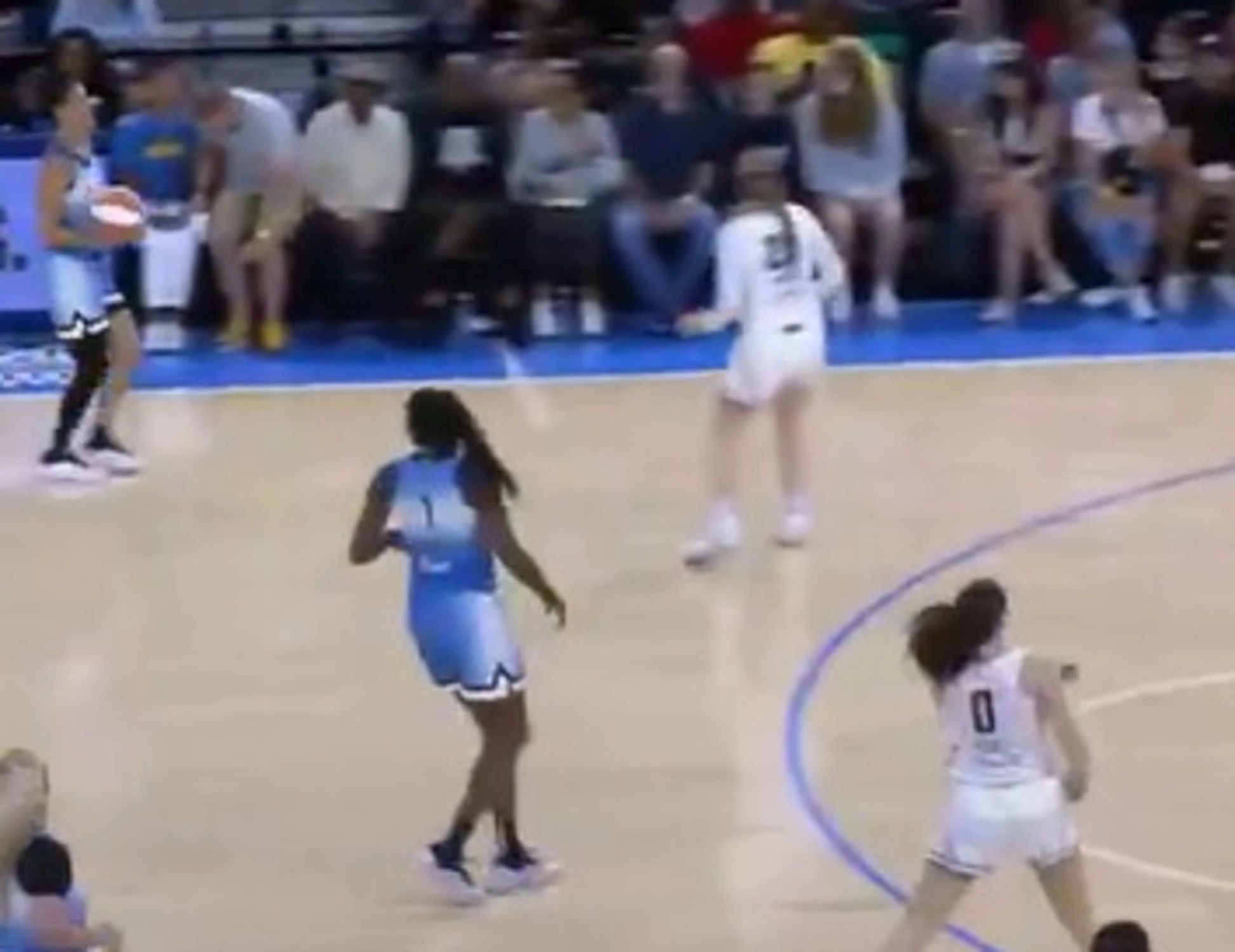 Basket donne, incidente hot in campo: fermano tutto