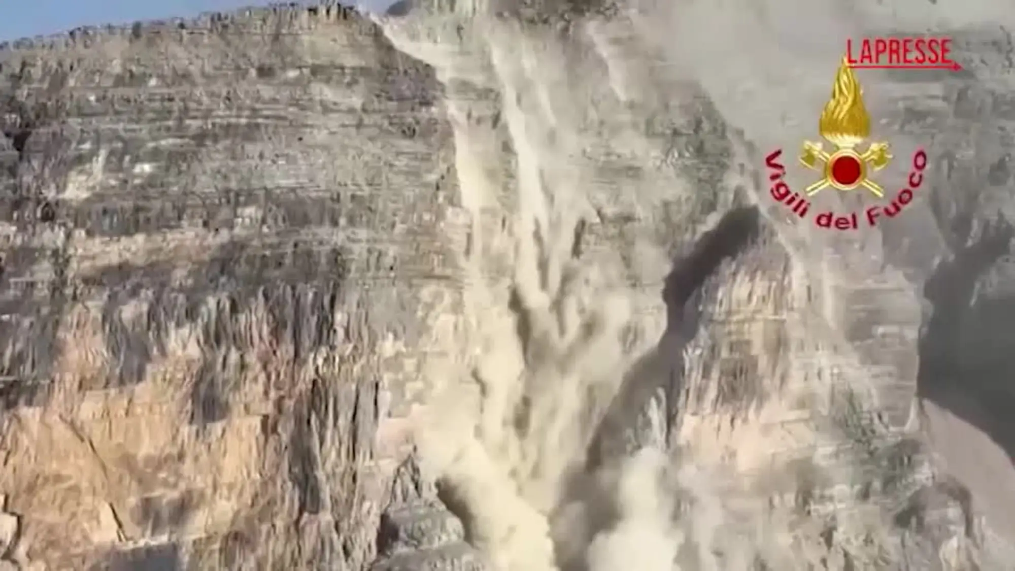 Cortina d’Ampezzo, enorme frana sulle Tofane durante il soccorso di un’escursionista