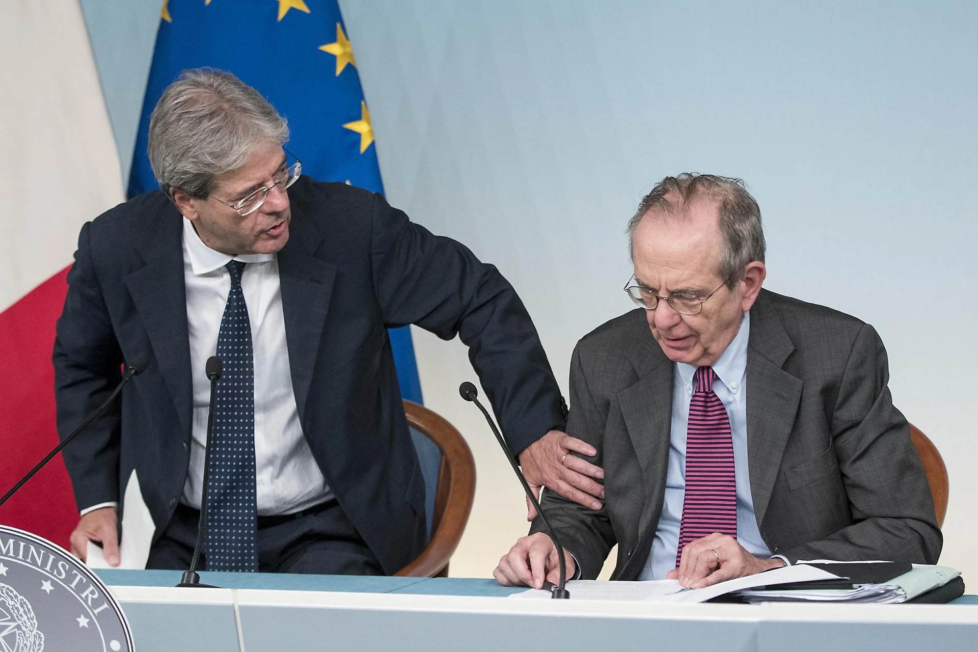 Retroscena, Renzi "sfiducia" il governatore Visco: Padoan disperato chiama Gentiloni