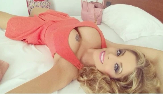 Lo svacco ad alto tasso erotico: distesa sul letto, tette all'aria e sotto è anche peggio / Foto