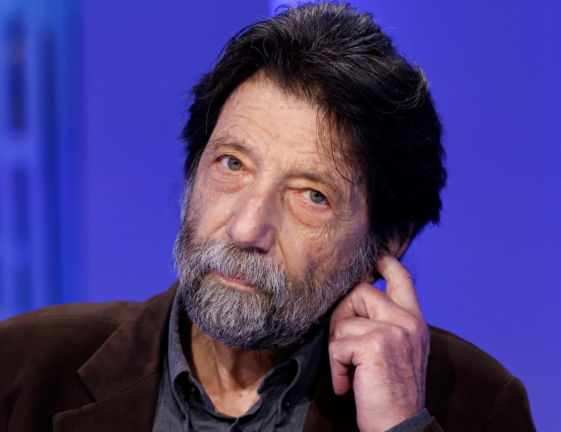 Massimo Cacciari contro la sinistra: "Patentino antifascista? Delirio e follia, si sono bevuti il cervello"