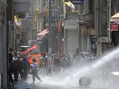 In migliaia a piazza Taksim La polizia carica con gli idranti