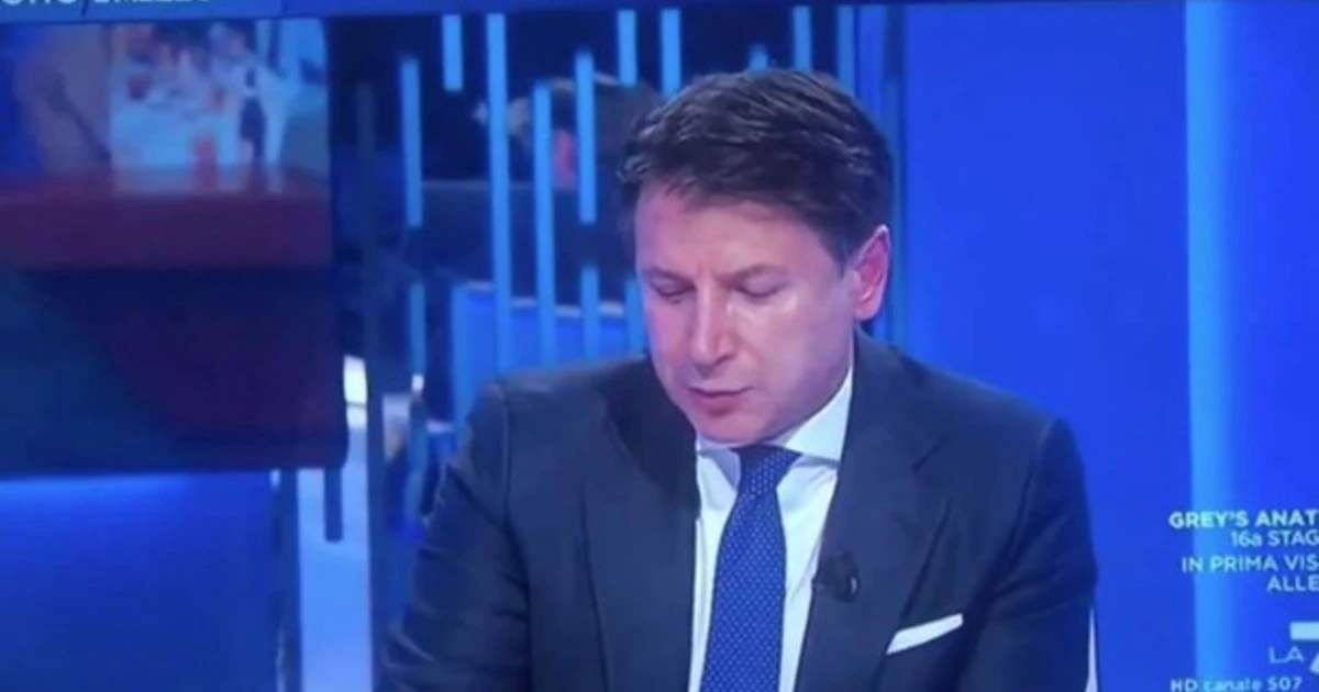 Otto e mezzo, Giuseppe Conte suda, balbetta e legge il telefonino: crisi di panico n diretta
