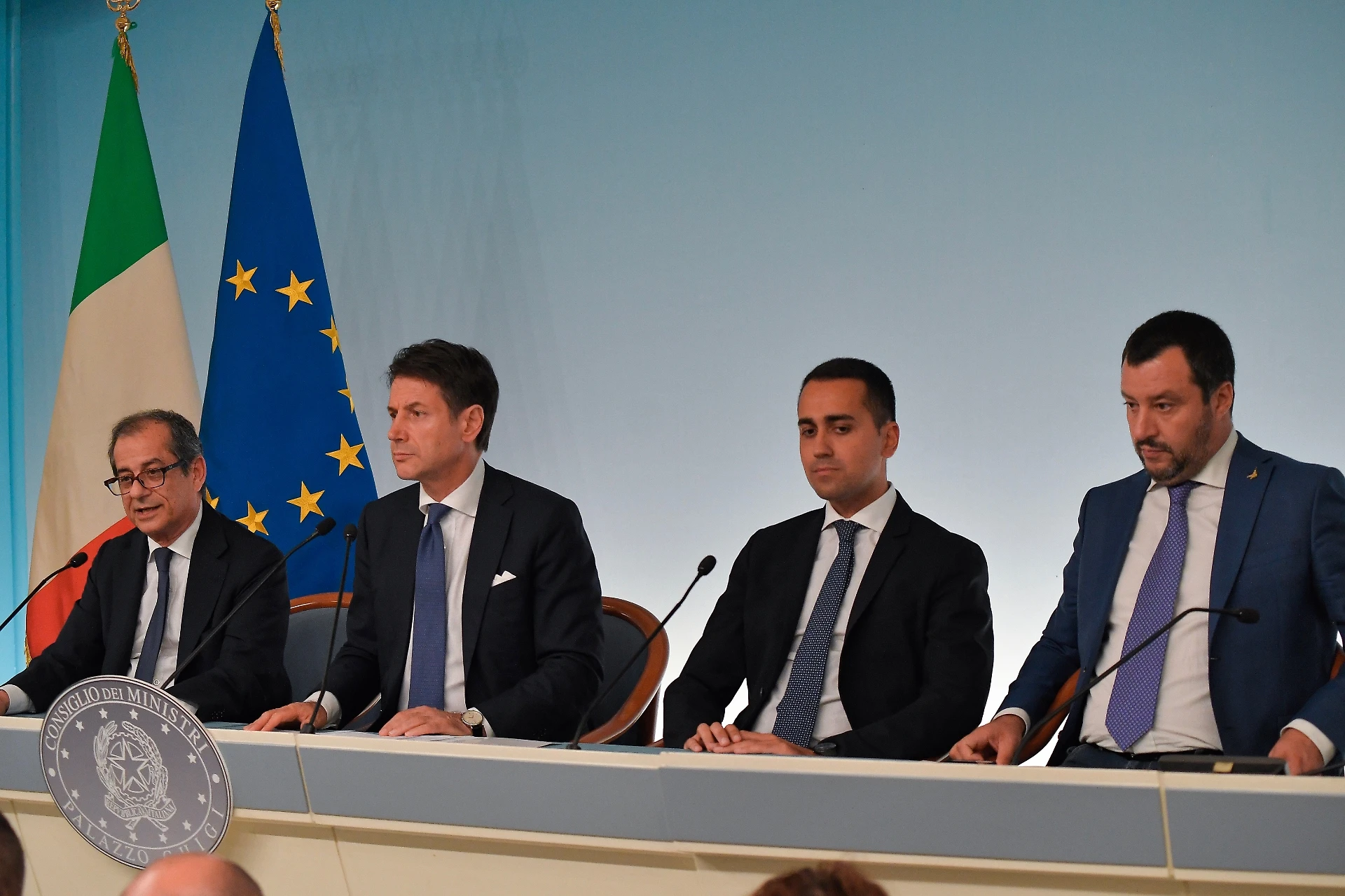 Manovra, pensioni: ecco cosa cambia. Accordo sulla pace fiscale. In carcere gli evasori