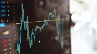 Cina, il colosso Evergrande si schianta in Borsa: altissima tensione