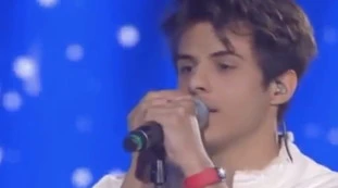Michele Merlo, "leucemia fulminante colpa del vaccino. Faceva lo spiritoso": l'orrore novax contro l'ex cantante di Amici