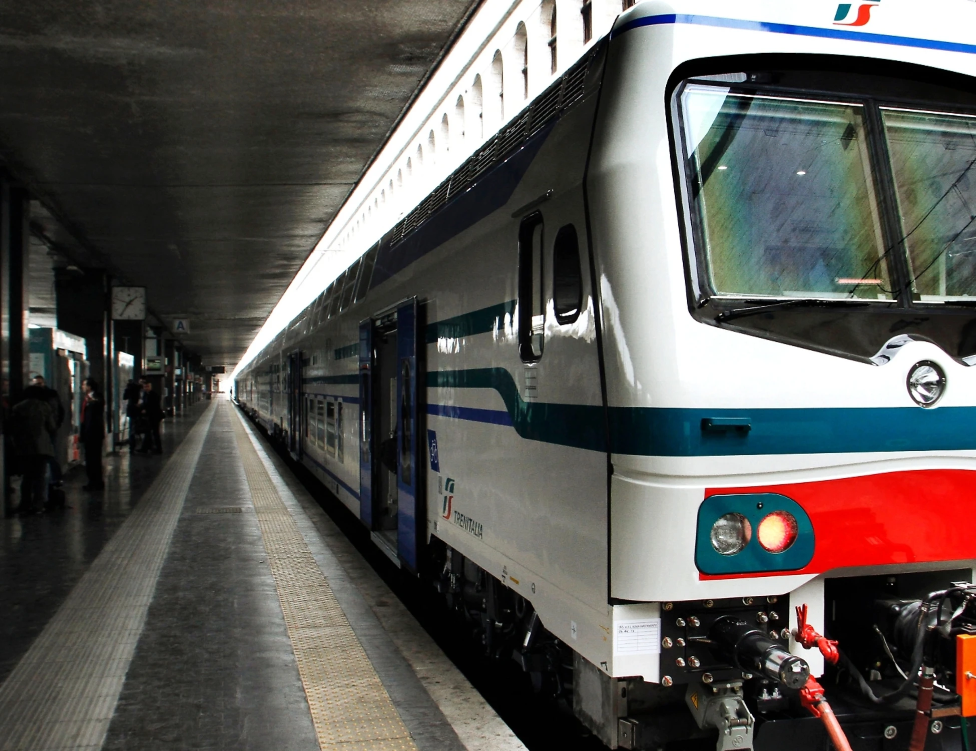 Livorno, dà in escandescenze sull'Intercity: i passeggeri lo buttano giù dal treno a calci