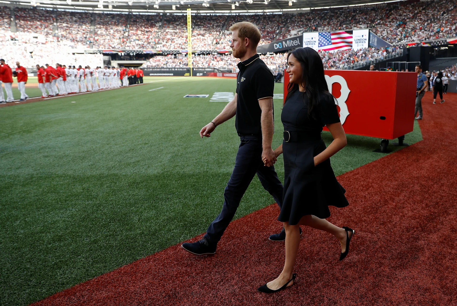 Meghan Markle, choc a Buckingham Palace dopo la gravidanza: "Avete visto i suoi piedi?"