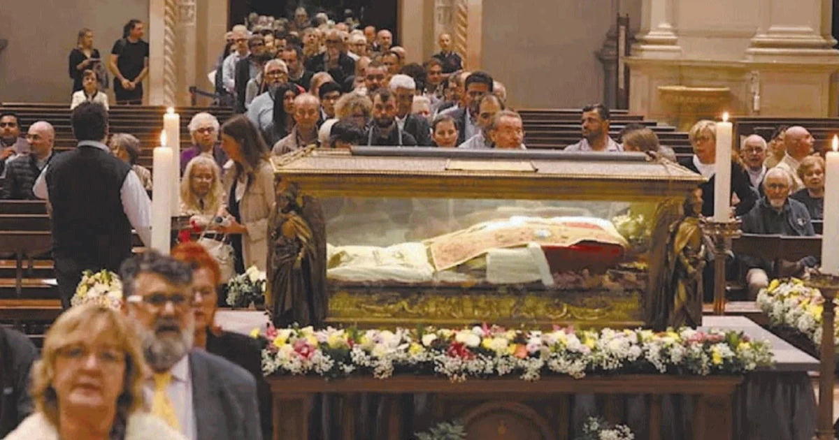 Pio X, esposta la salma: torpedoni di pellegrini e quelle "scene inusuali"