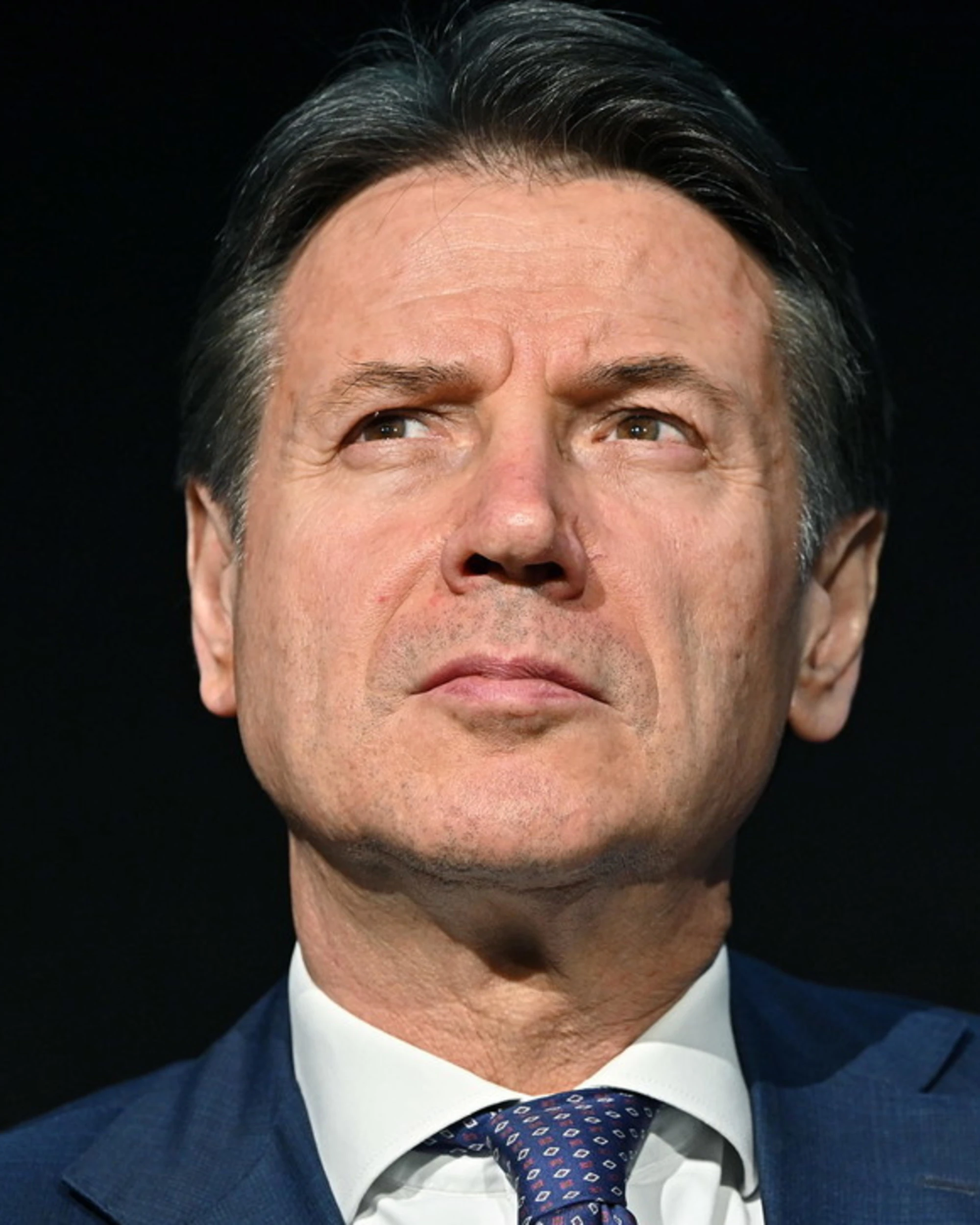 Giuseppe Conte senza vergogna: "Giorgia Meloni beniamina dei poteri transnazionali"