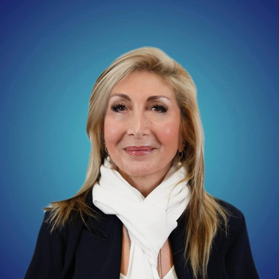 M5s, Tiziana Santaniello: la deputata che pensa di curare il cancro con lo yoga