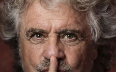 Grillo alla festa dell'ambasciata cinese: dove lo beccano a Roma col tappeto rosso...
