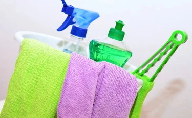 Spray detergenti e profumi: cosa stiamo respirando davvero dentro casa? La risposta della scienza  
