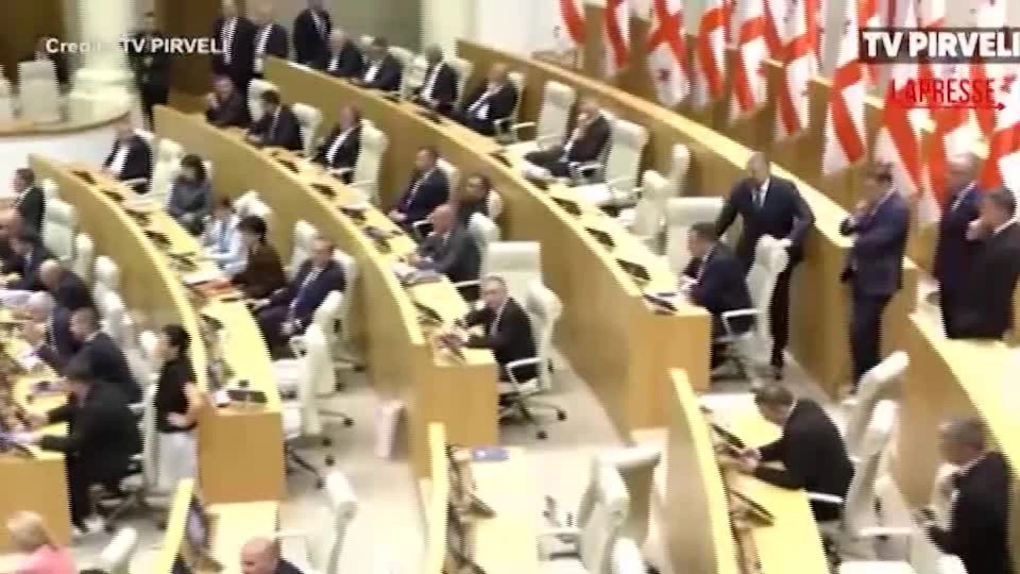 Georgia, rissa in Parlamento durante l’intervento del premier