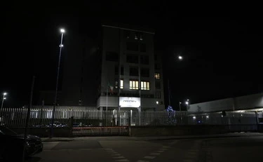 Bologna, ancora violenza in stazione: tunisino aggredisce due agenti, sedato e arrestato