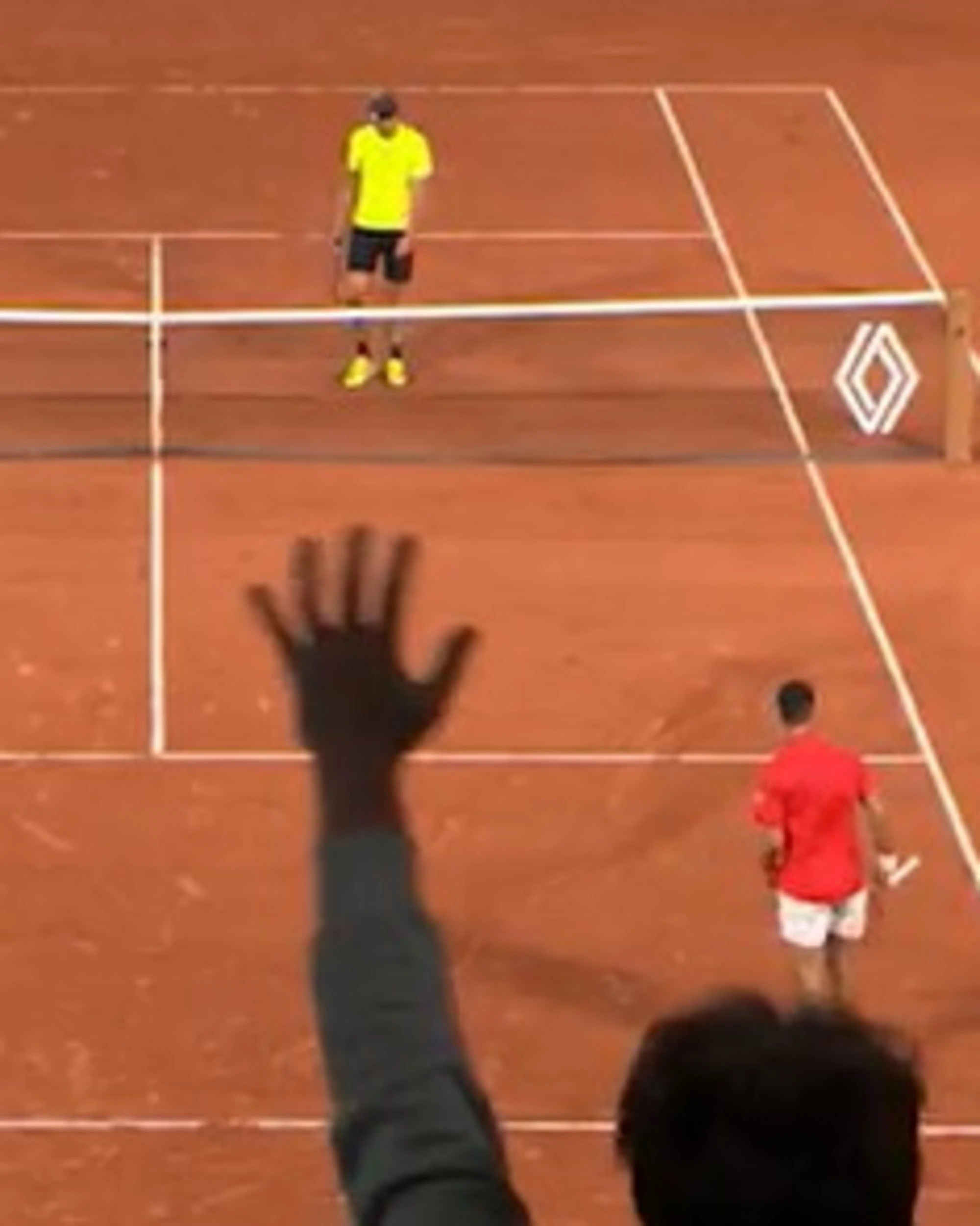 Djokovic, il punto che distrugge Zverev: ovazione a Parigi